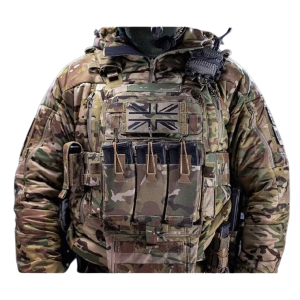 Veste B474 VULCAN isolante et légère d'Arktis en camouflage multicam avec isolation PrimaLoft® Gold, poches avant à double fermeture à glissière, et capuche ajustable.