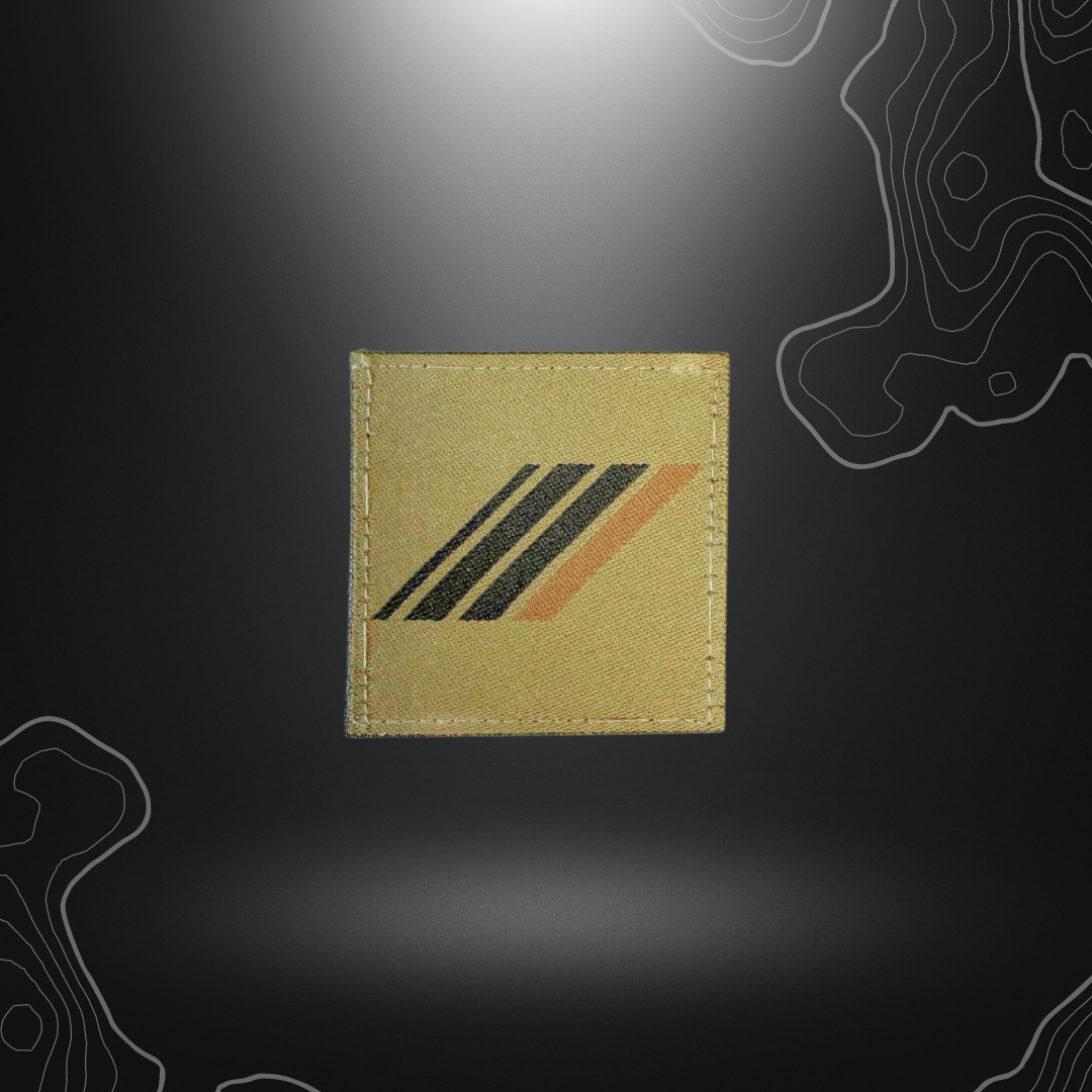 Grade militaire de basse visibilité sur fond vert légèrement varié