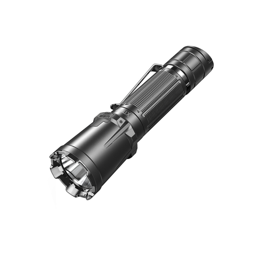 Klarus XT11GT PRO V2.0 lampe tactique rechargeable noire de 3300 lumens avec prise USB-C intégrée, double interrupteur tactique et fonction brise-vitre.