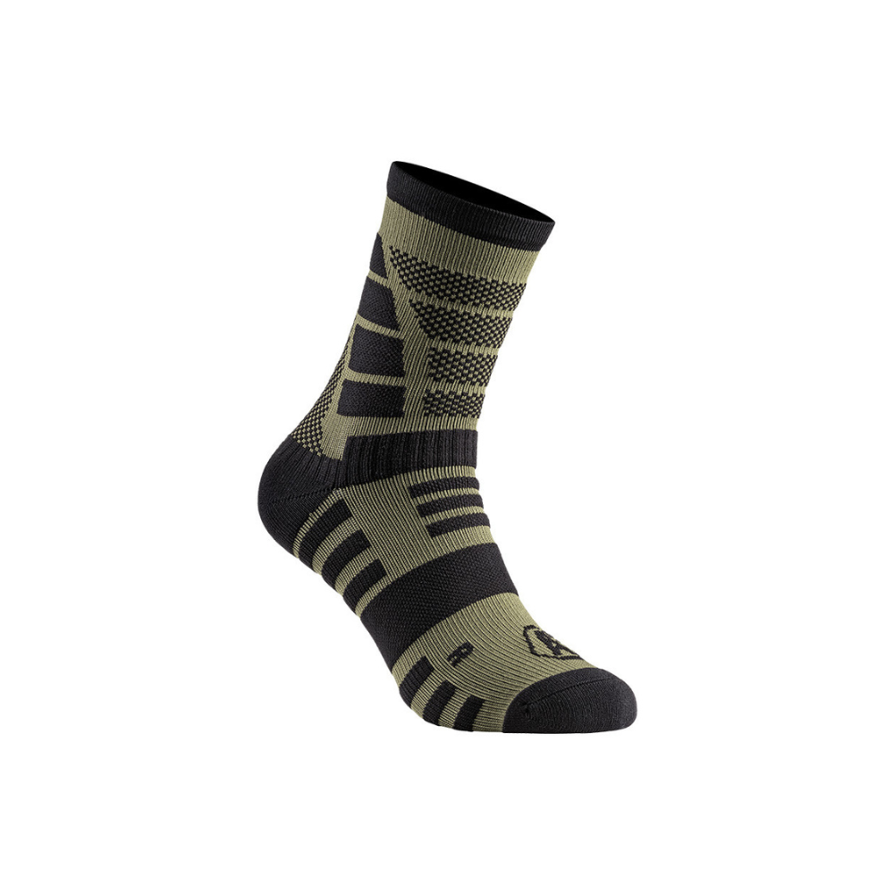 Chaussettes Impact 9 Summer vert olive et gris béton d'A10 Equipment, légères et thermorégulantes, avec technologie de fibre Q-SKIN pour confort et durabilité