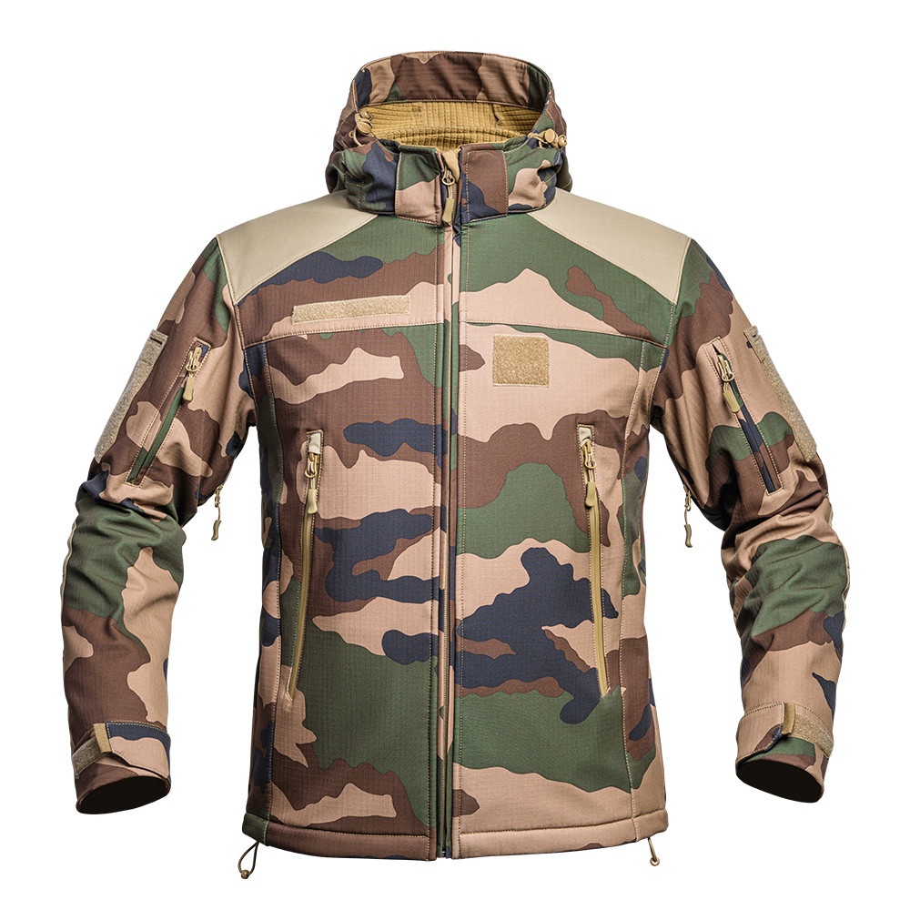 Veste de combat Softshell V2 Fighter en camouflage, résistante et ergonomique, avec technologie SOFT-SHELL 3 LAYERS et renforcement CORDURA par A10 EQUIPMENT