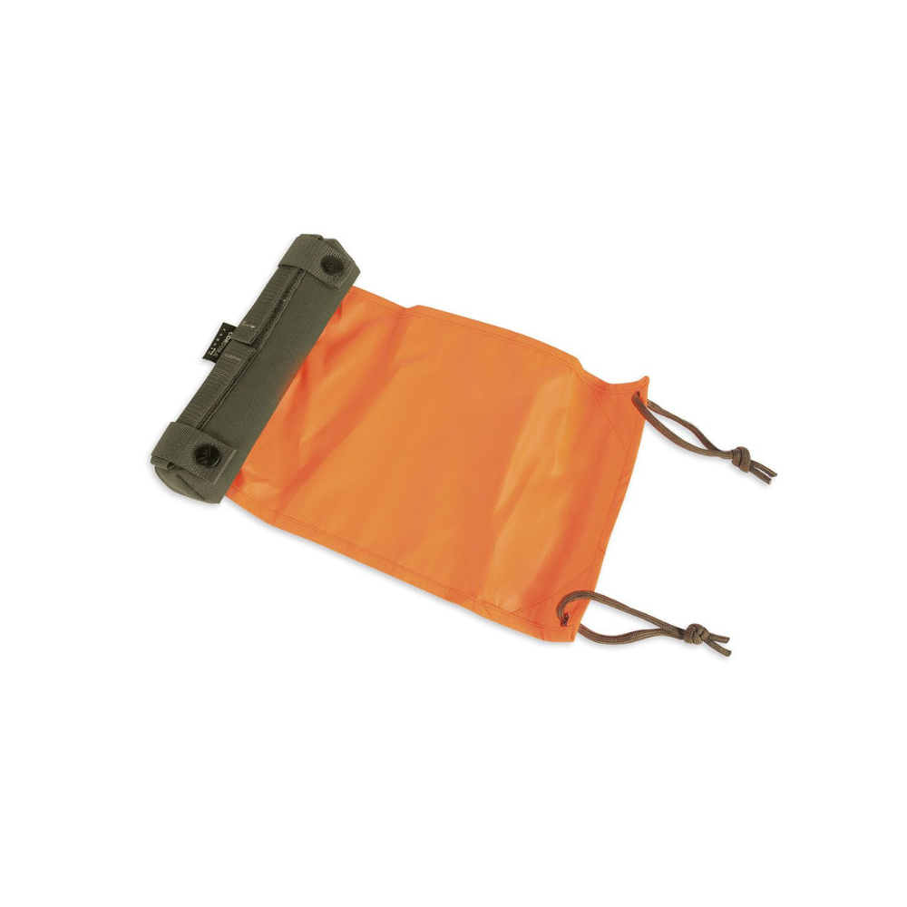 Poche EBI TT TAC MARKER SYSTEM VERT OLIVE de Tasmanian Tiger avec drapeau orange déroulable, utilisable en appui feu ou pour signaler une zone, fixable sur système MOLLE