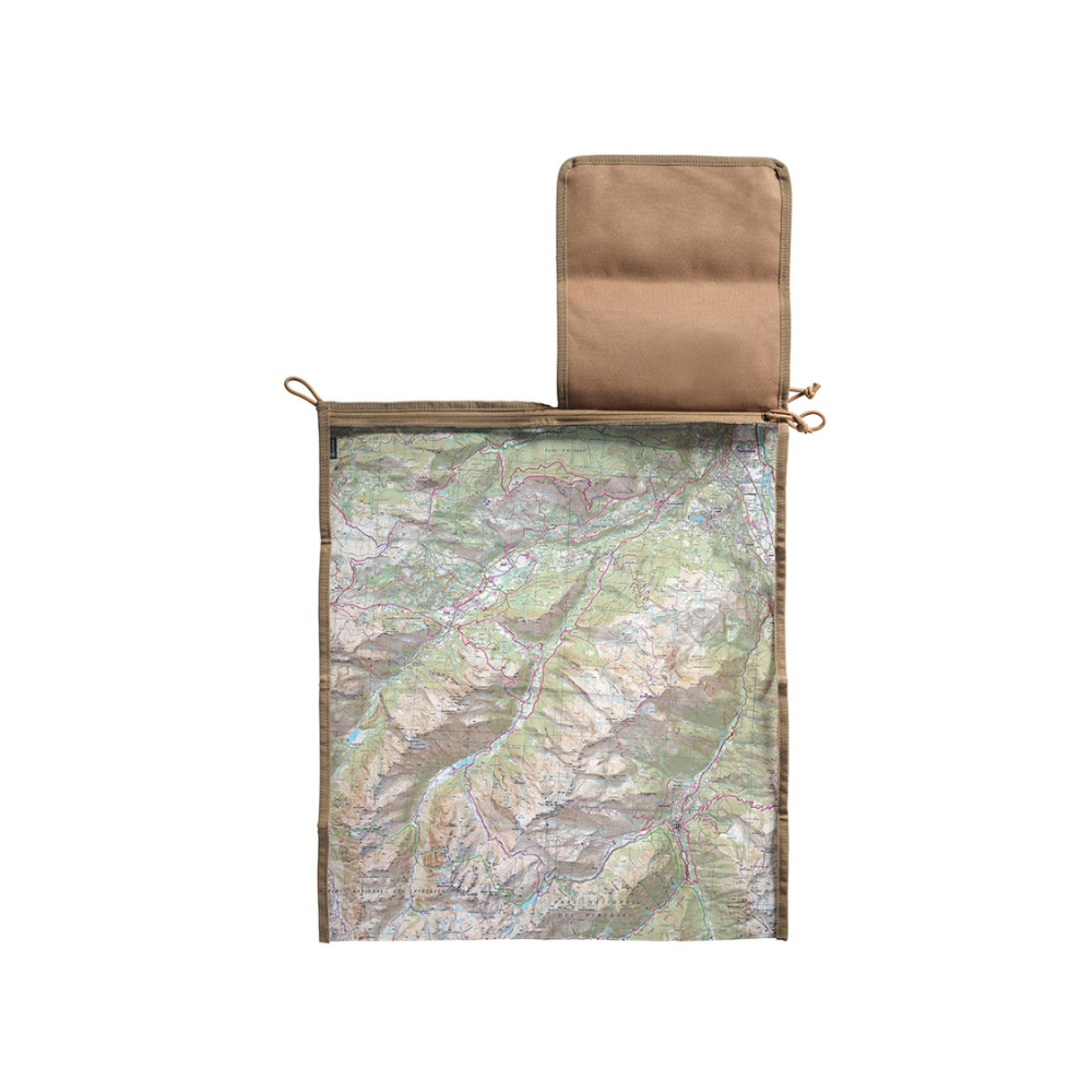 Porte-carte avec poche EXPÉDITION de A10 EQUIPMENT, résistant et compact, pour protéger vos cartes et ranger vos accessoires d'orientation.