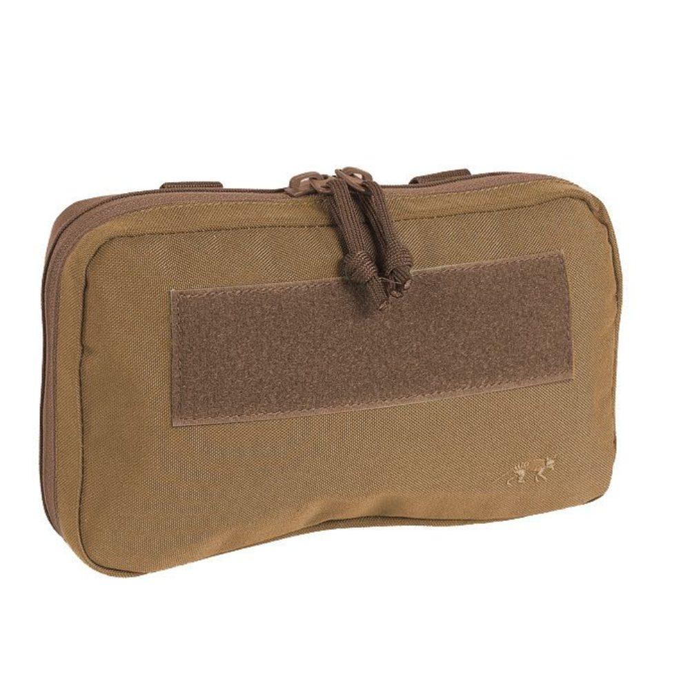 Poche tactique TT Leader Admin Pouch Coyote de Tasmanian Tiger avec compartiments multiples, poche transparente pour documents, système MOLLE, boucle de fixation pour lampe, dimensions 22x15x4cm