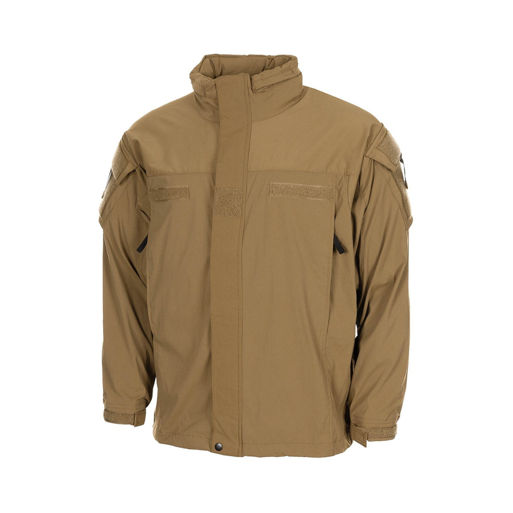 Veste Softshell US Gen III Level 5 Coyote de MFH en nylon et élasthanne, imperméable et respirable avec zip frontal, poches zippées et capuche ajustable.