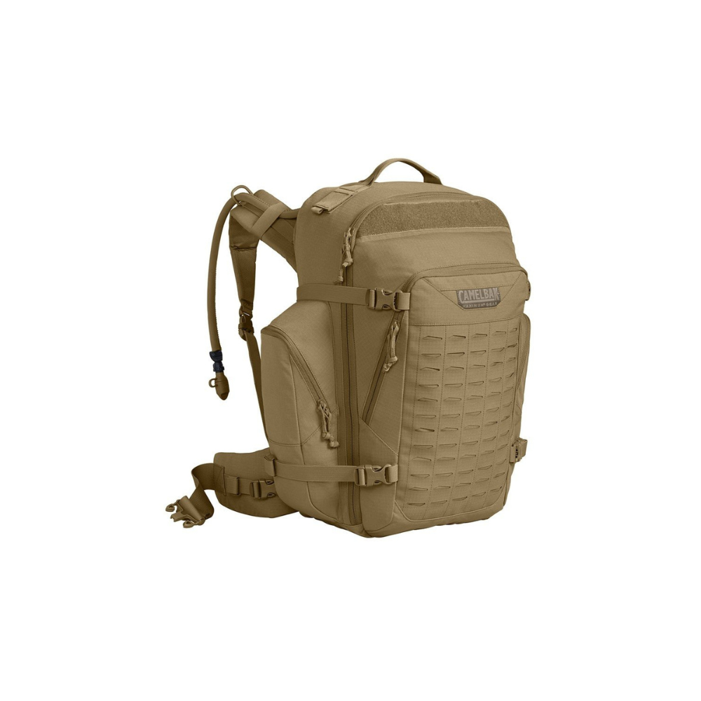 Sac à dos BFM Crux 3L Coyote de Camelbak avec 47 litres de capacité, harnais réglable, passants MOLLE, réservoir d'hydratation de 3L et isolation