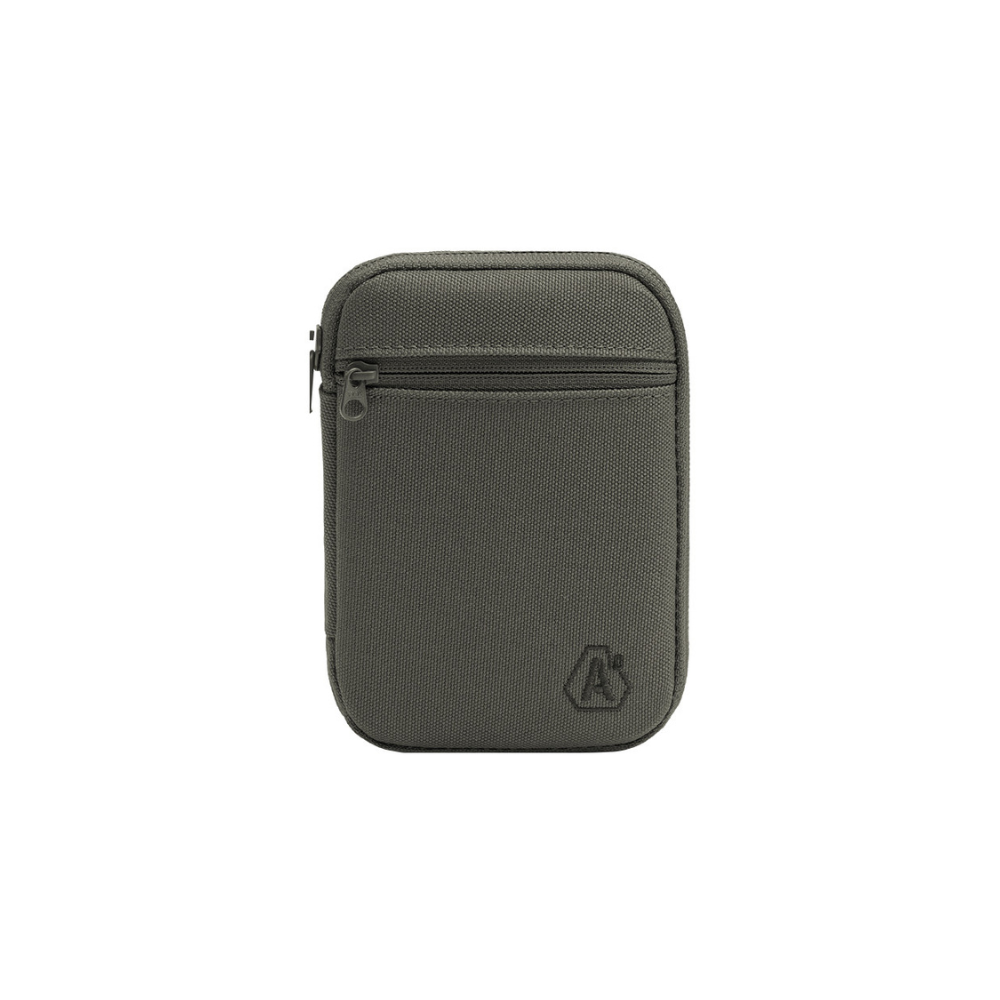 Portefeuille Transall noir robuste et fonctionnel de la marque A10 Equipement, conçu avec un tissu polyester résistant, plusieurs compartiments pour cartes et une étiquette bagage velcro