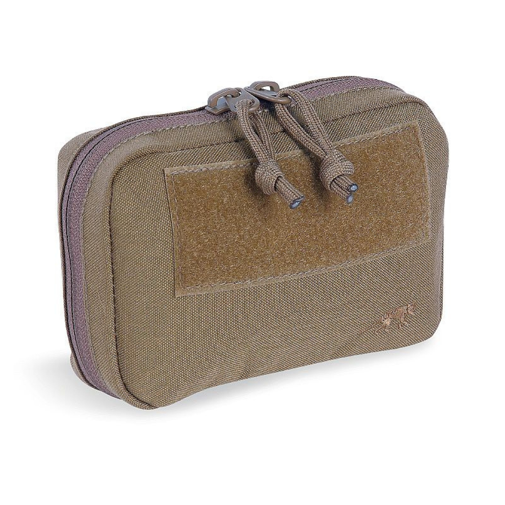 Poche MOLLE TT Admin Pouch Coyote de Tasmanian Tiger avec divers compartiments, boucle de fixation et système MOLLE à boutons pressions