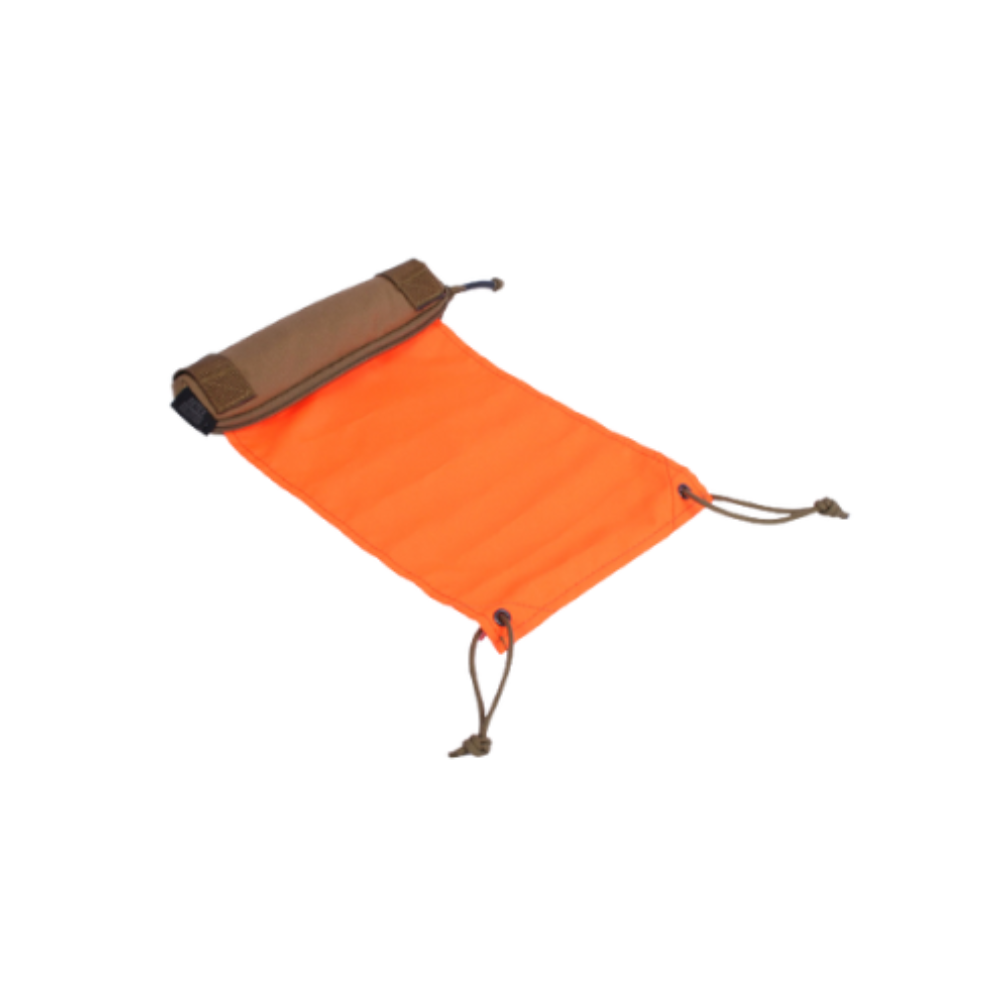 Poche déroulable avec drapeau orange EBI TAN | RETEX SOLUTION, utilisable pour signaler une zone ou en appui feu, fixable sur système MOLLE, dimensions 20x4x4cm