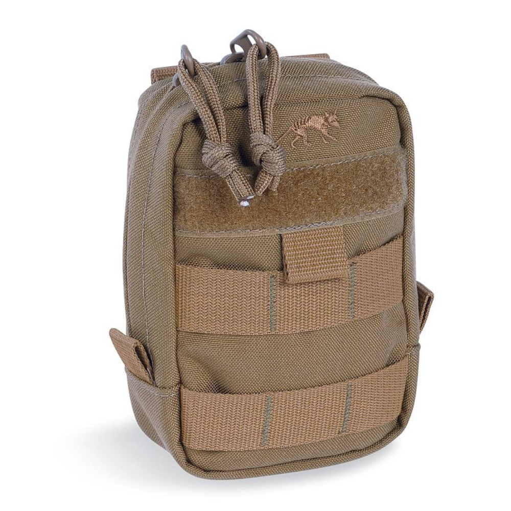 Poche verticale MOLLE TT TAC POUCH 1 Coyote de Tasmanian Tiger avec ouverture zippée et bandes auto-agrippantes pour badges nominatifs