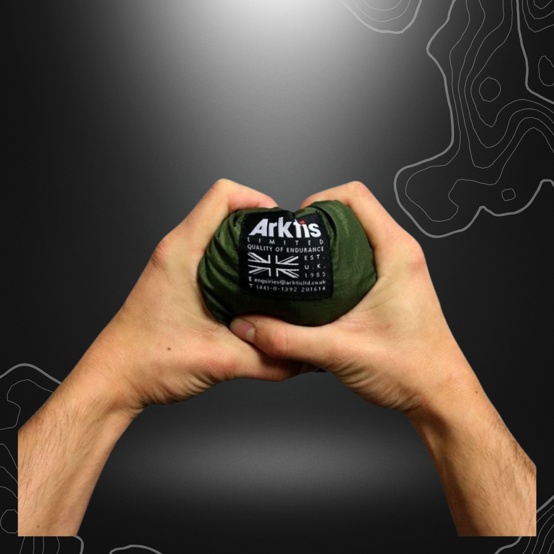 Veste coupe-vent Stowaway d'Arktis, légère et compacte, déperlante et respirante, en nylon mini rip stop, avec housse de rangement intégrée, en camouflage Centre-Europe