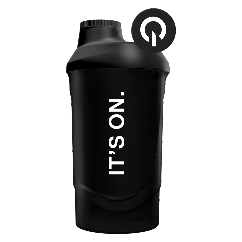 Shaker noir de 600 ml de QNT pour préparation de shakes protéinés, avec tamis intégré et graduation précise pour un dosage simple et précis