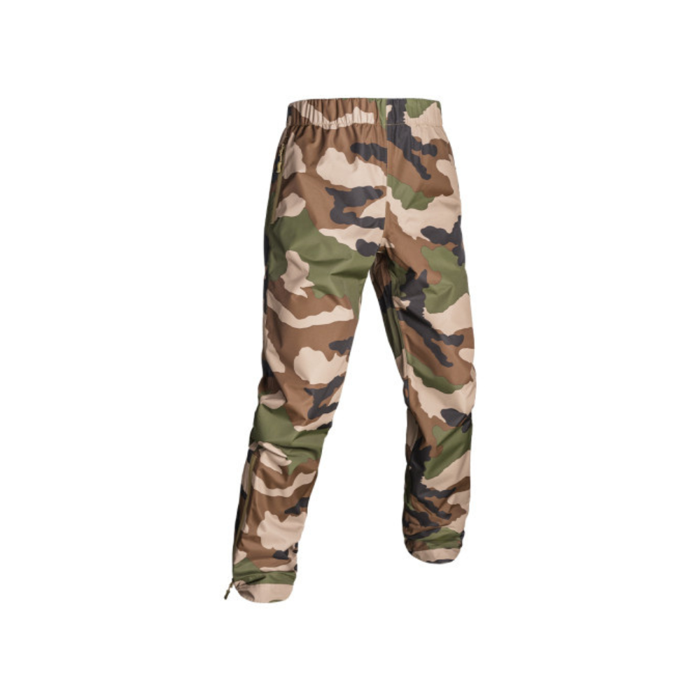 Alt tag : Pantalon Lightshell RAIN PROTECT de A10 EQUIPMENT avec technologie imperméable et respirante, en tissu résistant Ripstop 2.5 et conception ergonomique, couleur camo fr
