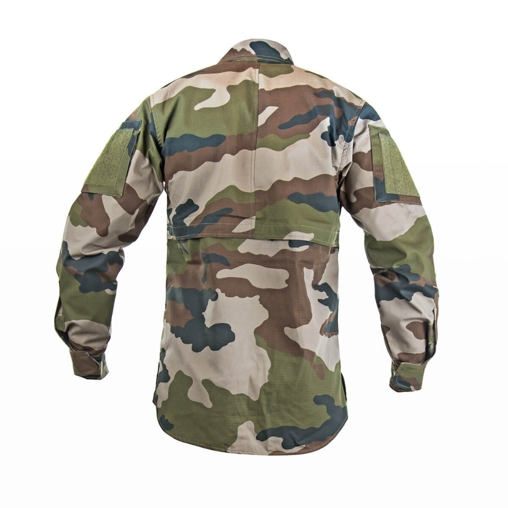 Chemise de combat A110 climat chaud 2.0 en camouflage français avec tissu résistant, ventilation et diverses poches pour fonctionnalités optimales