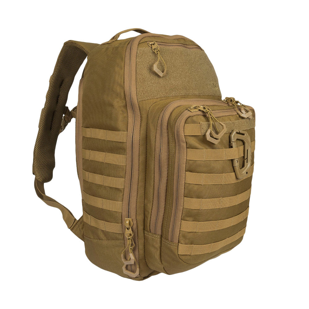 Sac à dos Harrier 25L de Highlander en couleur Coyote avec plusieurs poches, système dorsal rembourré, sangles de compression et mousqueton MOLLE pour une organisation optimale de l'équipement.