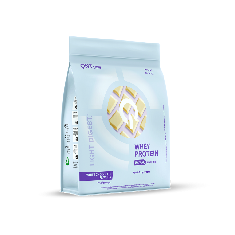 Pot de protéine Whey Light Digest goût chocolat blanc de QNT pour améliorer les performances sportives, favoriser la perte de poids et le développement musculaire