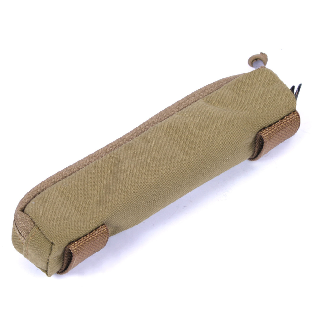 Poche EBI TAN RETEX SOLUTION avec drapeau orange déroulable, utilisable pour signalisation ou appui feu, adaptable sur système MOLLE, dimensions 20x4x4cm, poids 60g