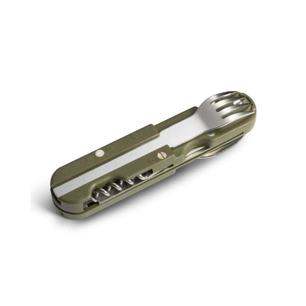 Alt: Couteau de poche multifonctions vert Le Bivouac® par TB Outdoor, fabriqué en France, avec manche ergonomique et outils de cuisine intégrés, idéal pour le camping et