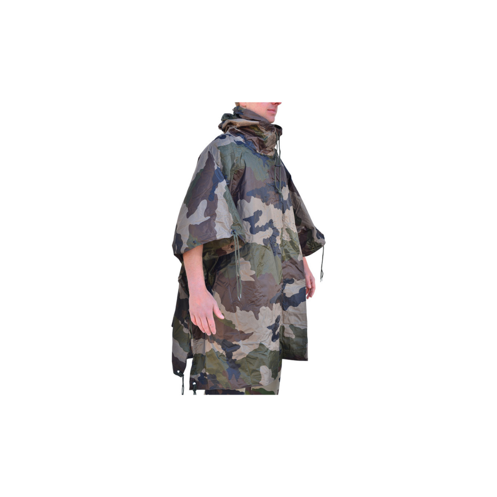 Poncho militaire ripstop camo CE Mil-Tec en polyester avec revêtement en chlorure de polyvinyle, résistant à l'eau, polyvalent pour la protection contre la pluie et utilisation comme tente