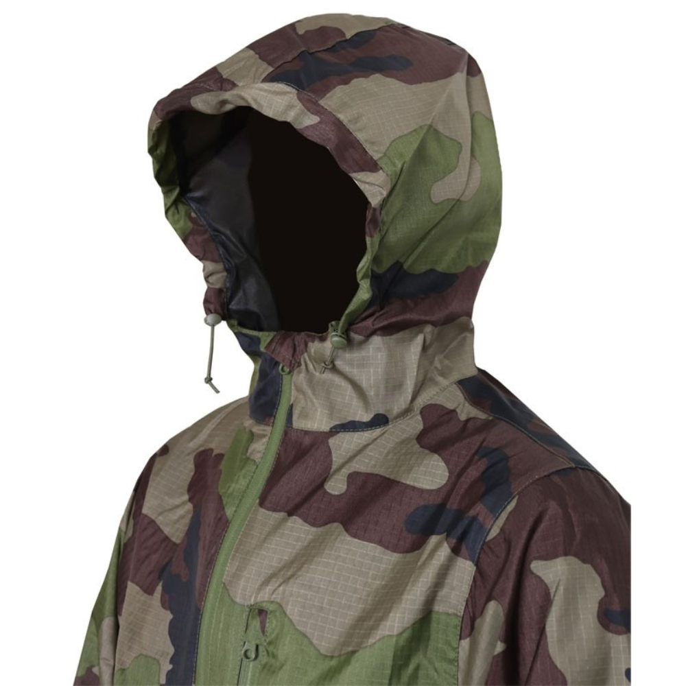 Veste de pluie légère et compacte Rainshield A310 v2 d'Arktis en camouflage Centre-europe, avec fermetures Éclair étanches et plusieurs poches, idéale pour rester au sec