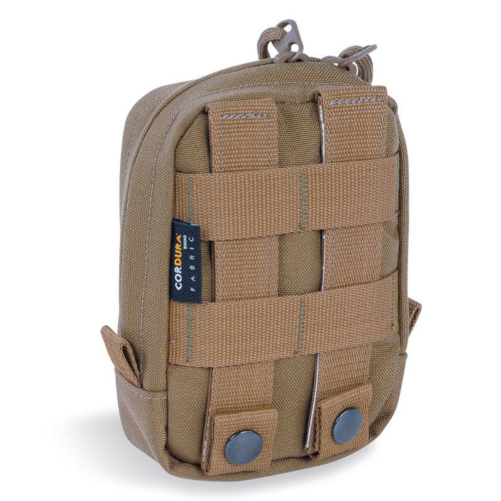 Poche verticale MOLLE TT Tac Pouch 1 Coyote de Tasmanian Tiger avec grande ouverture zippée et bandes auto-agrippantes pour badges nominatifs, fabriquée en CORDURA