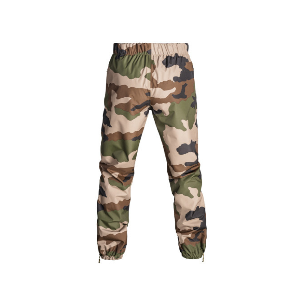 Alt tag pour le pantalon Lightshell Rain Protect de la marque A10 Equipment avec la technologie Light-Shell, imperméable, respirant et résistant, en tissu Ripstop 2.5 et couleur camo