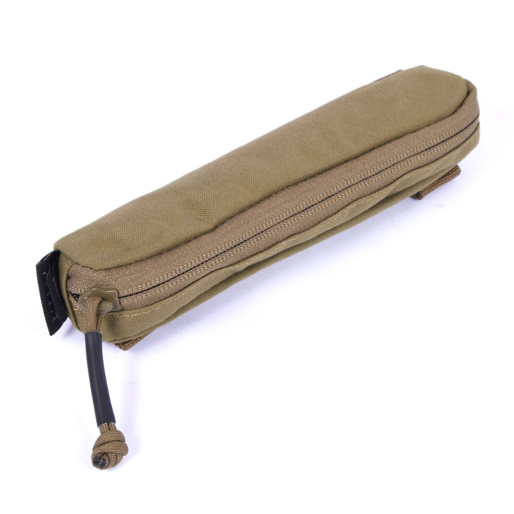 Poche EBI TAN RETEX SOLUTION avec drapeau orange déroulable, utilisable pour signaler une zone ou en appui feu, fixable sur système type MOLLE, dimensions 20x4x4 cm