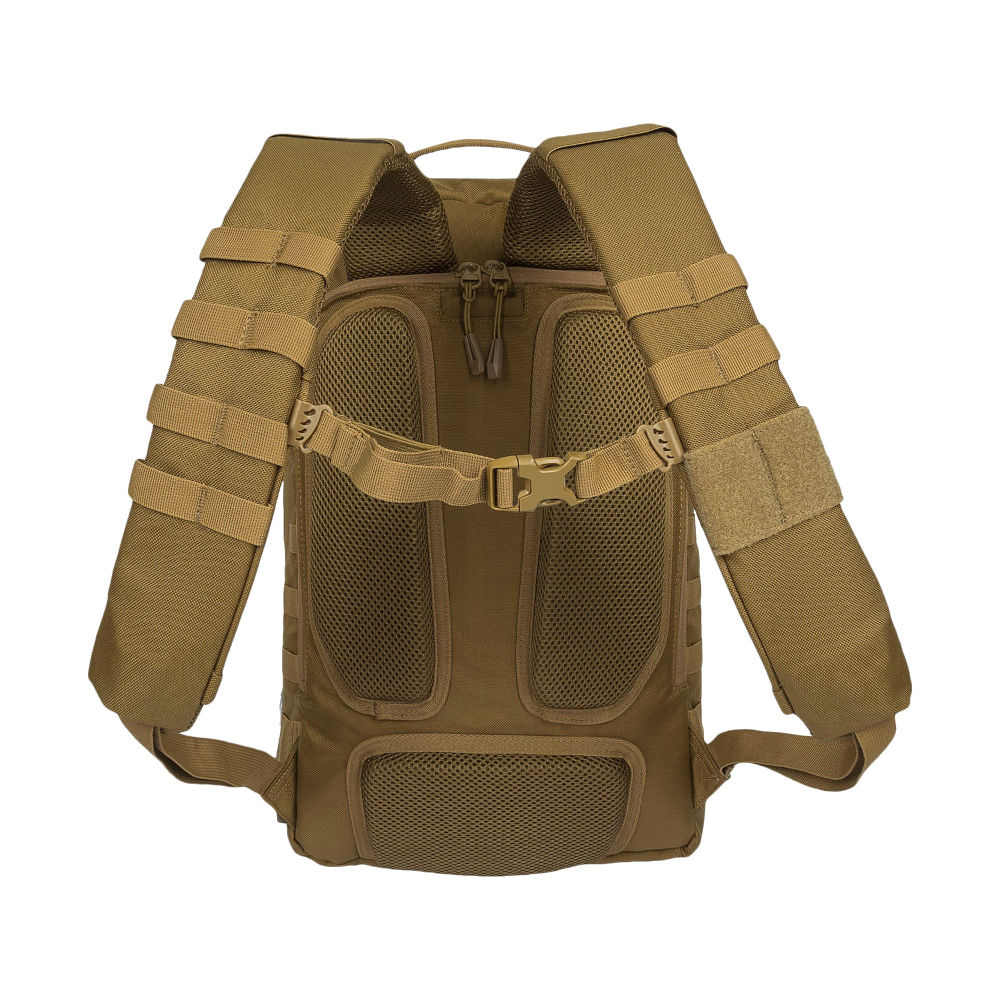 25L Harrier musette sac à dos en couleur coyote de la marque Highlander, équipé de plusieurs poches pour un rangement optimal, un système dorsal rembourré en maille pour plus de confort et un mousqueton