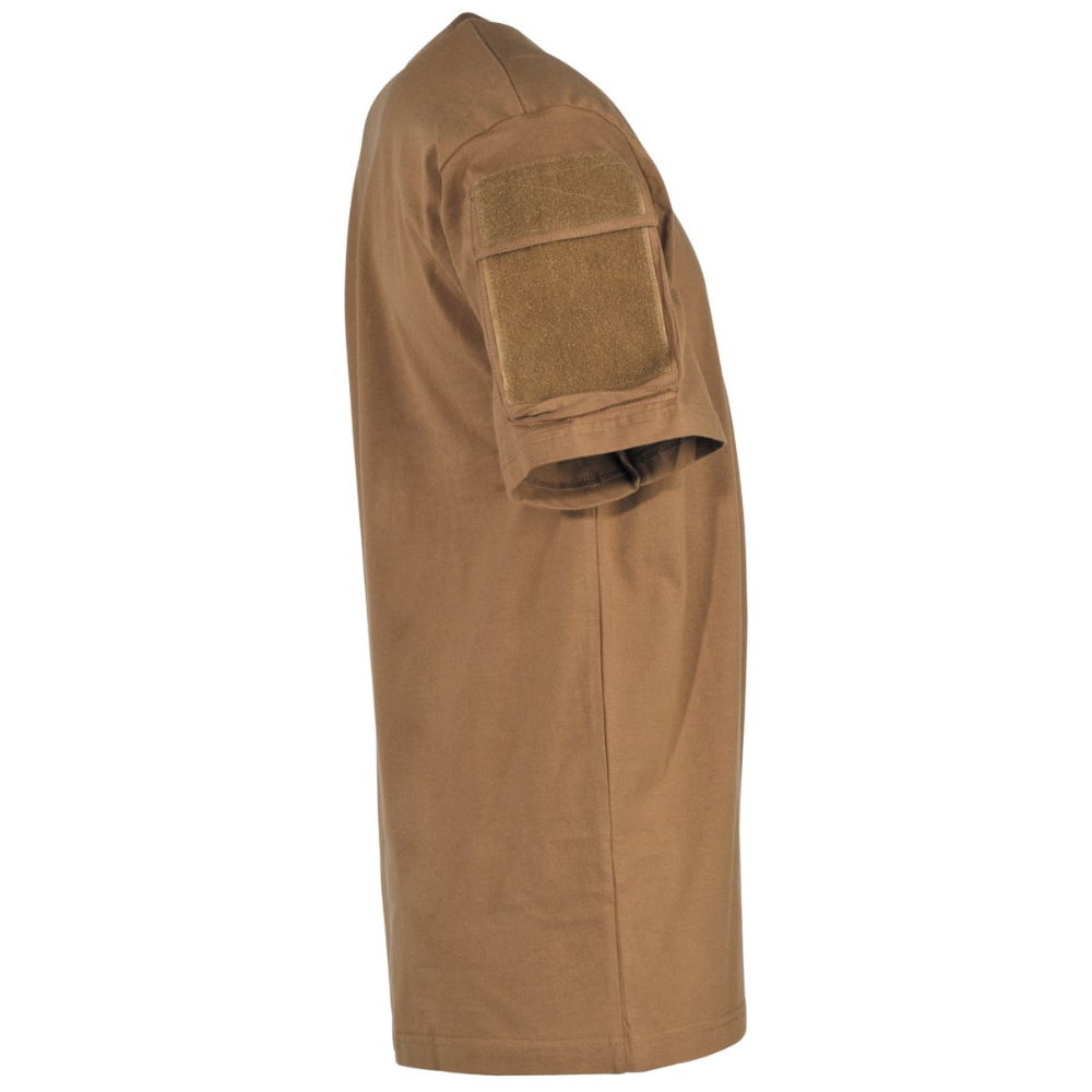 Alt tag: Homme portant un T-shirt tactique US à manches courtes MFH, avec 2 poches à patchs velcro sur les manches, col rond renforcé et en jersey 100% coton