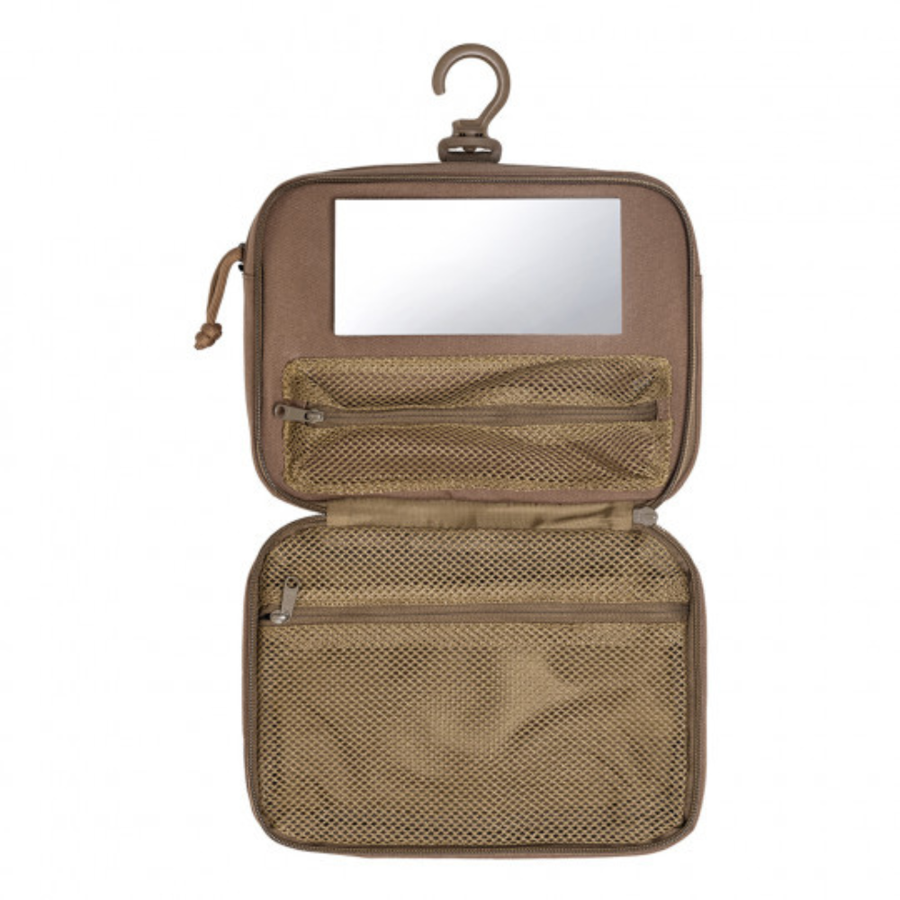 Robuste trousse de toilette militaire Transall Tan de A10 Equipment, fabriquée en polyester hautement résistant et dotée de nombreuses poches pour une organisation optimale.