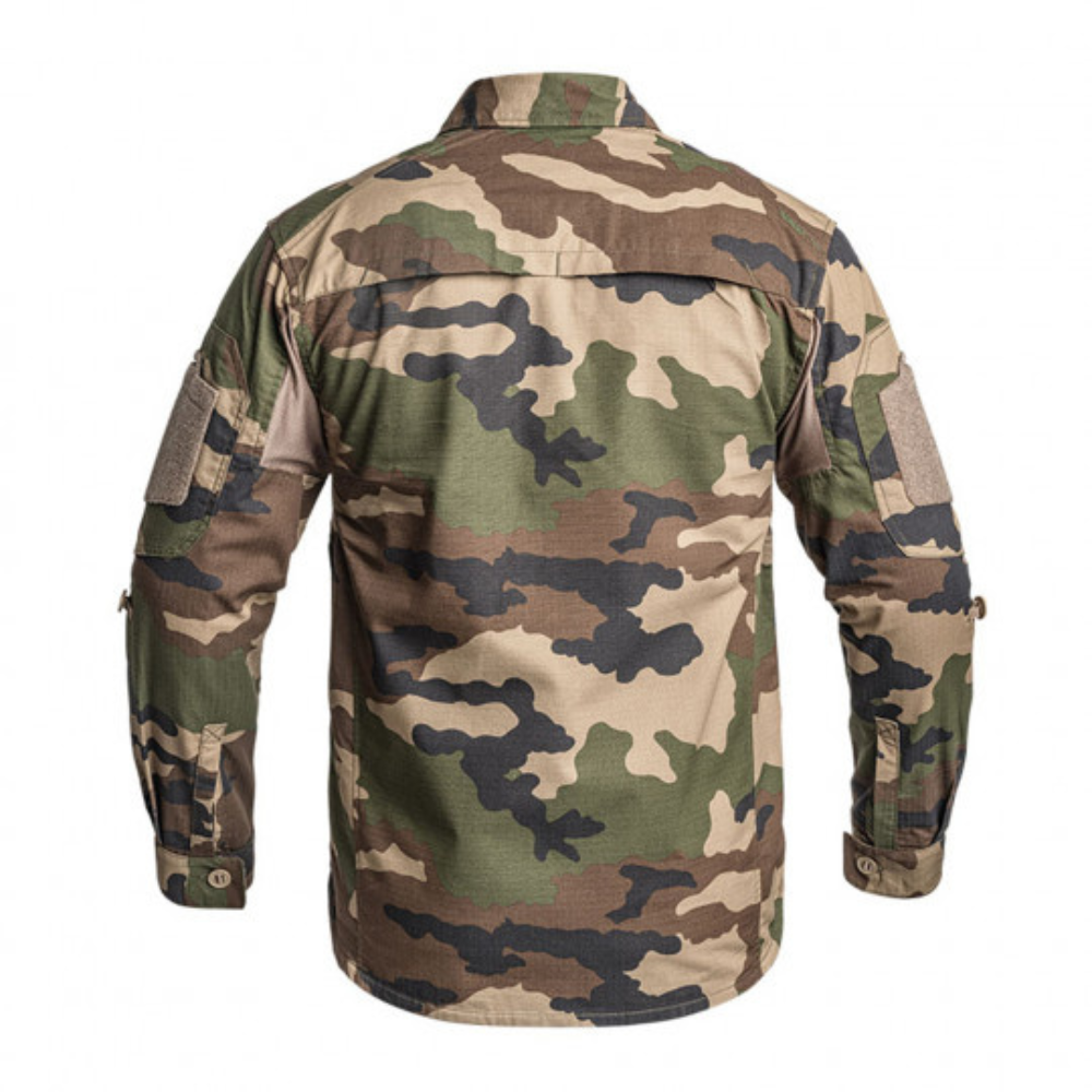 Chemise de combat FIGHTER CAM CE avec multiples poches et technologie de protection infrarouge, développée par A10 EQUIPMENT.