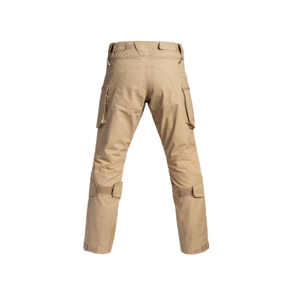 Le pantalon V2 FIGHTER d'A10 EQUIPMENT, résistant et fonctionnel pour les combattants, avec renforts aux genoux et traitement du tissu pour une protection optimale.