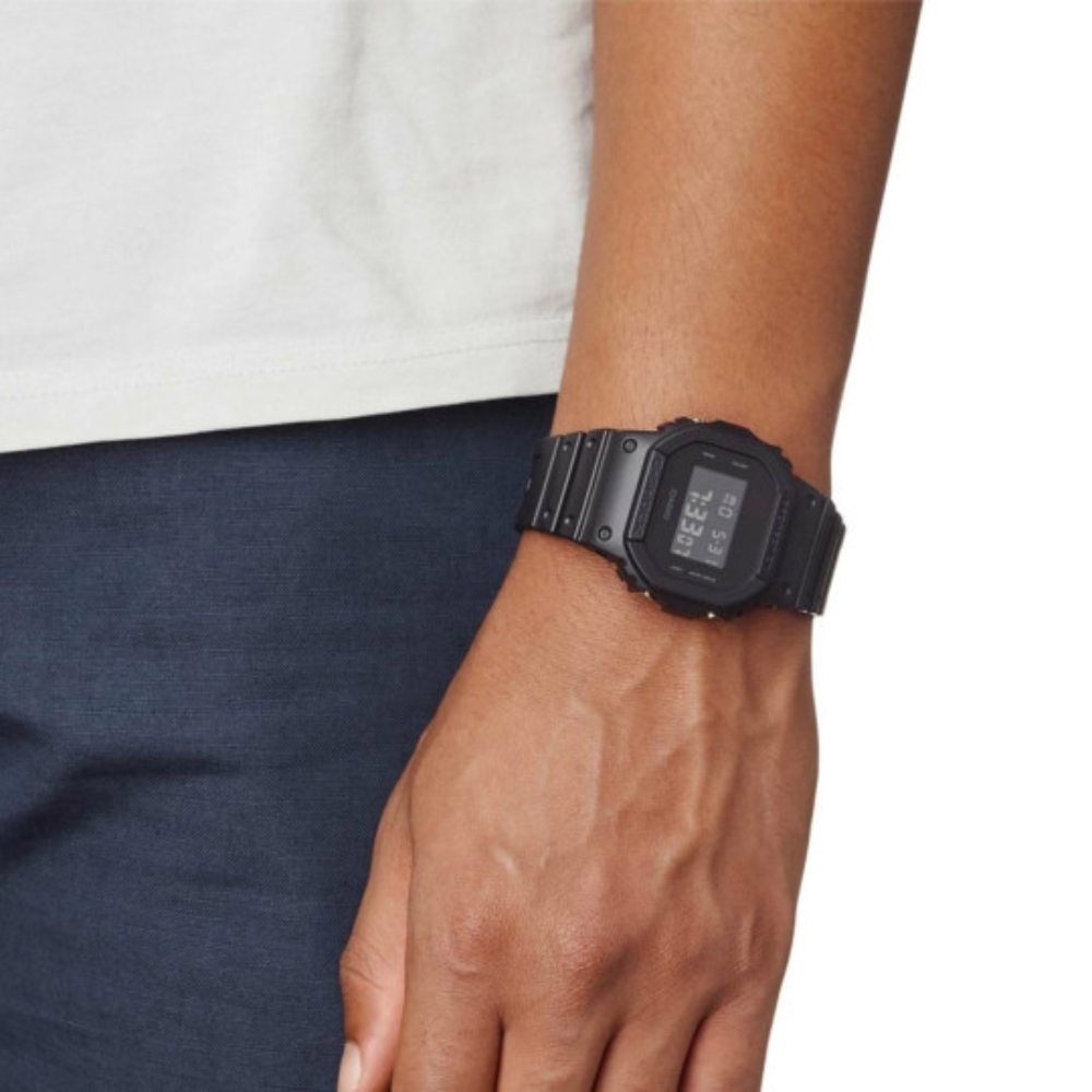 Montre G-Shock DW-5600BB noire de Casio, robuste et intemporelle avec cadran en verre minéral, boîtier et bracelet en résine, et finition mate. Fonctions