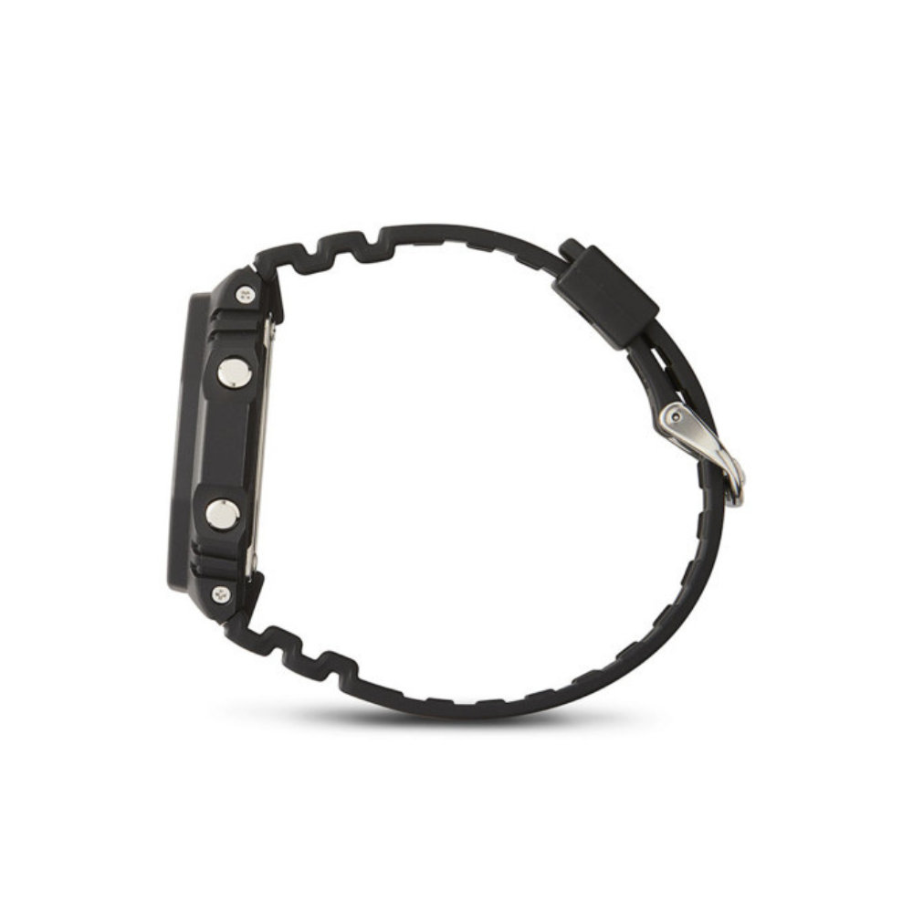 Montre numérique G-Shock GD-010 de Casio, avec fonctions d'heure universelle, chronomètre, éclairage LED et fabriquée en résine biosourcée.