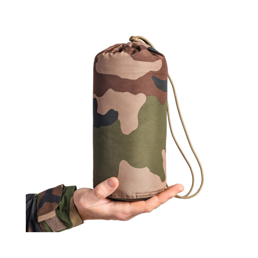 Parka militaire Hardshell Fighter de la marque A10 Equipment, résistante et ergonomique, dotée de la technologie Hard-Shell 2 couches et du tissu Ripstop 2.5 pour une imper