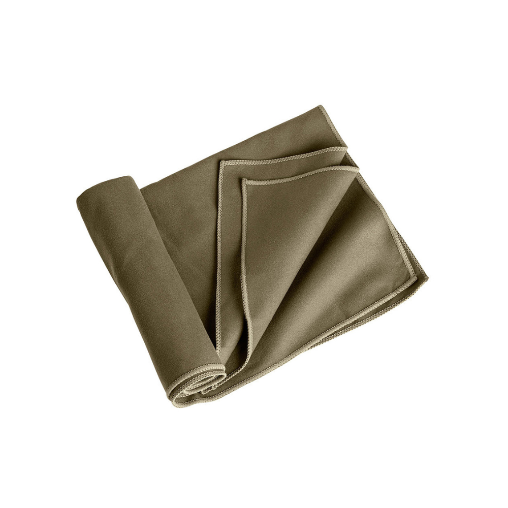 Serviette microfibre Expédition 40x80cm de A10 Equipment, légère et compacte, avec grande capacité d'absorption et séchage rapide, en vert olive