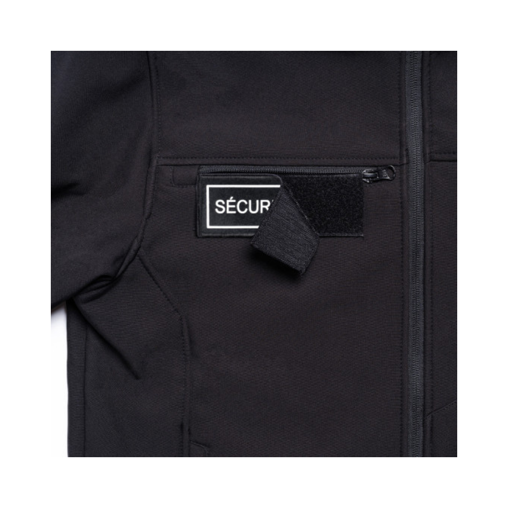 Parka Hardshell SÉCU-ONE pour sécurité privée en noir avec bandes rétro-réfléchissantes, isolation thermique, membrane imperméable et respirante.