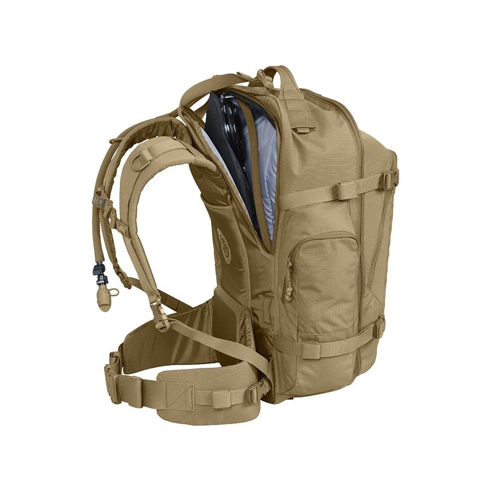Grand sac à dos BFM Crux 3L Coyote de Camelbak avec 47 litres de chargement, réservoir d'hydratation de 3 litres et harnais ajustable Futura pour missions de longue dur