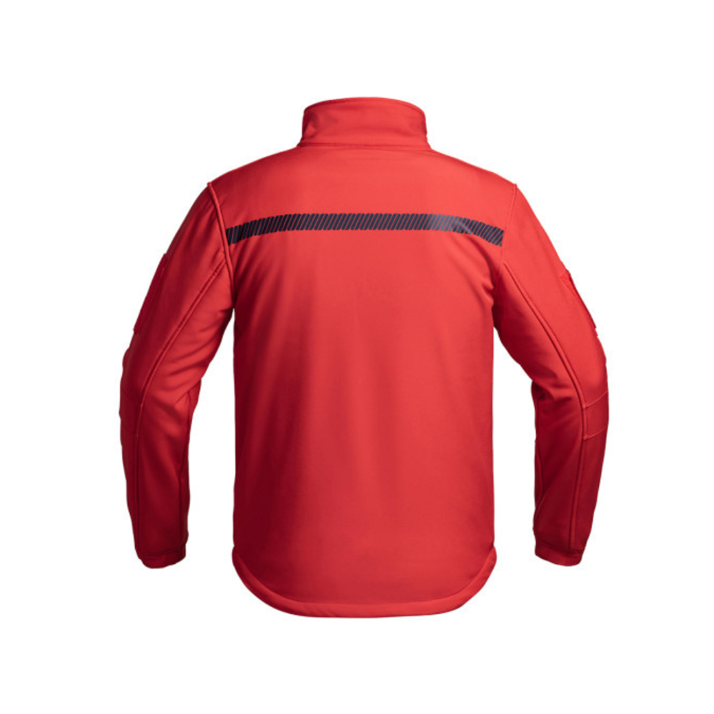 Veste softshell rouge pour sécurité incendie de A10 Equipment, résistante et ergonomique avec marquage sur la poitrine et bande bleue imprimée.