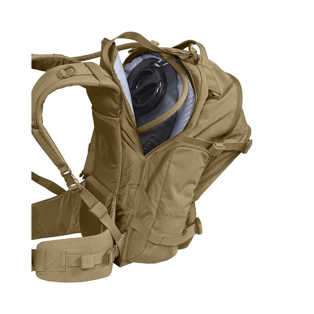 Grande sac à dos BFM Crux 3L Camelbak en couleur Coyote, avec 47 litres de capacité et équipé de multiples poches et caractéristiques pour les missions de longue durée.