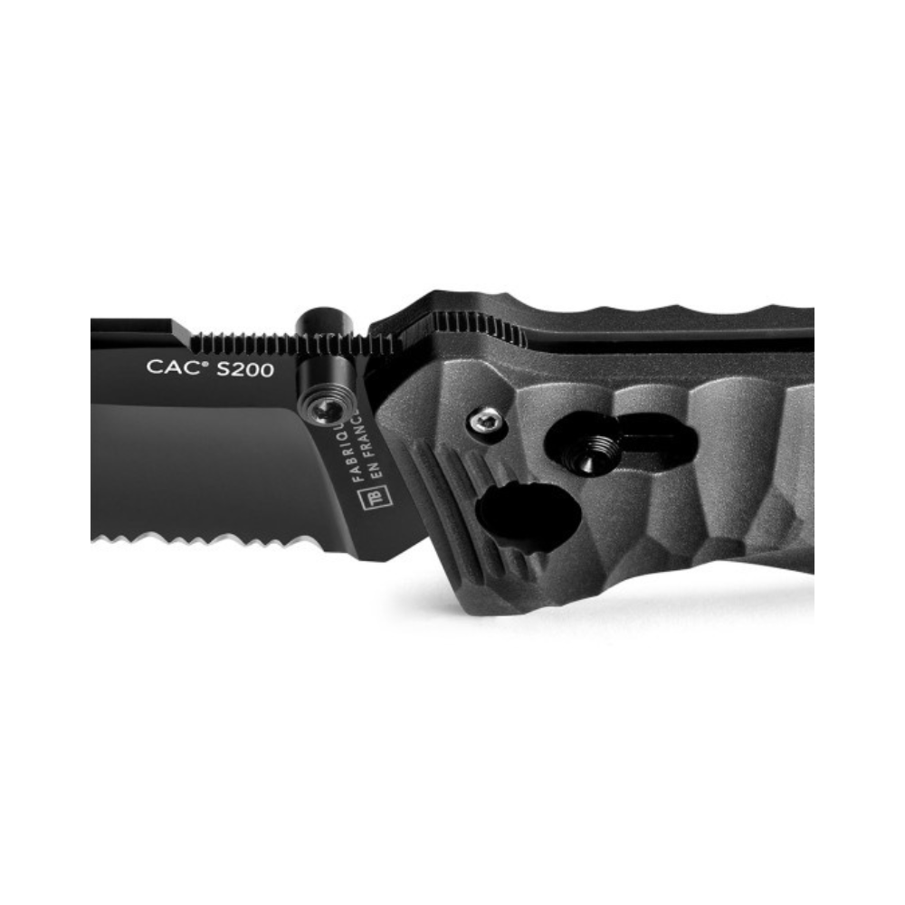 Édition spéciale du couteau pliant Cac S200 Vengeur avec manche toxifié PA6, lame semi-crantée et accessoires opérationnels, fabriqué en France par Tarrerias-B