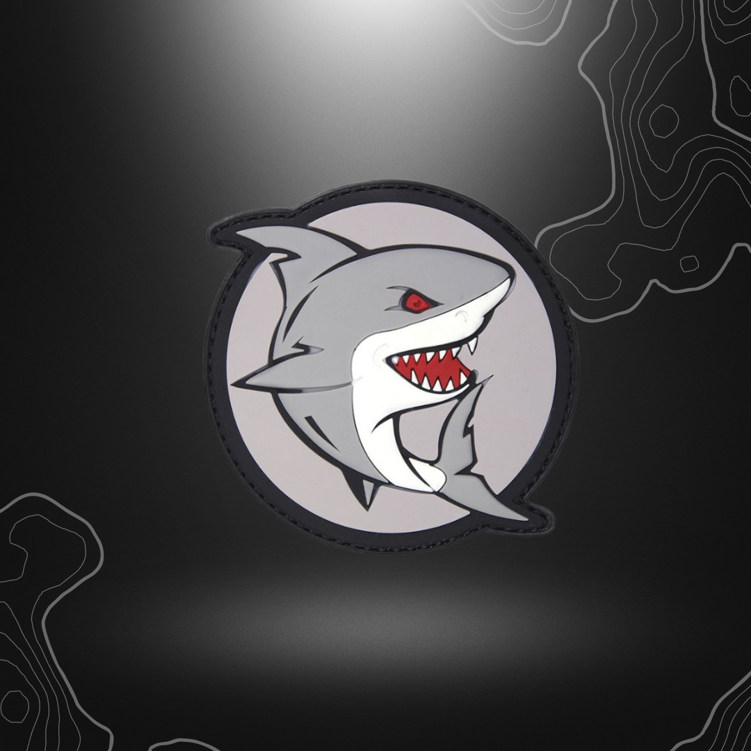 Patch PVC gris représentant une attaque de requin