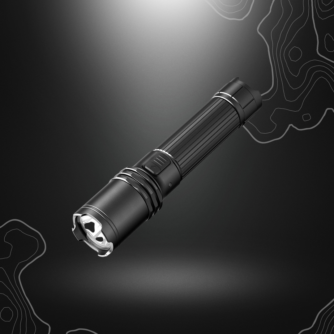 Klarus A1 Pro lampe rechargeable noire de 1300 lumens avec prise USB-C intégrée, trois intensités lumineuses, mode clignotant et fonction brise-vitre.