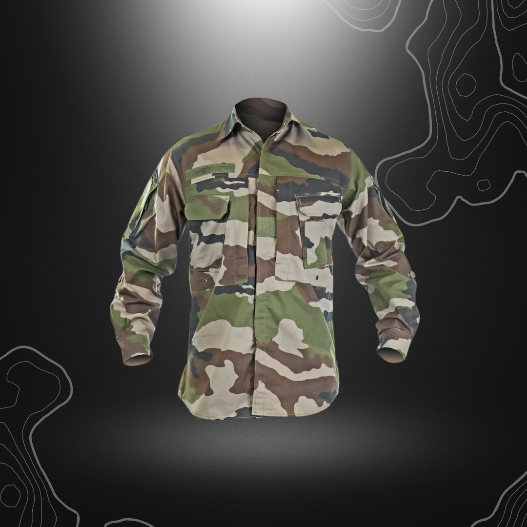 Chemise de combat Arktis A110 2.0 pour climat chaud avec camouflage français, tissu résistant et déperlant, poches ergonomiques et ventilation optimisée.