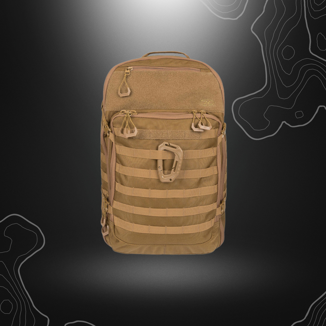 Sac à dos Highlander Harrier 35L Coyote avec plusieurs poches, système dorsal rembourré, sangles de compression et mousqueton MOLLE pour une organisation optimale de l'équipement.