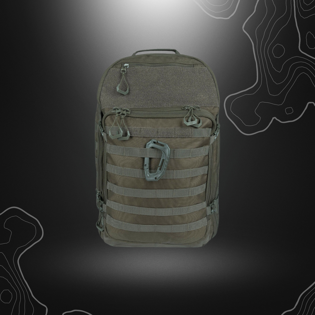 Olive Green Harrier 35L Musette Backpack by Highlander, doté de plusieurs poches, d'un système dorsal rembourré, de fermetures éclair solides et d'un mousqueton MOLLE pour une
