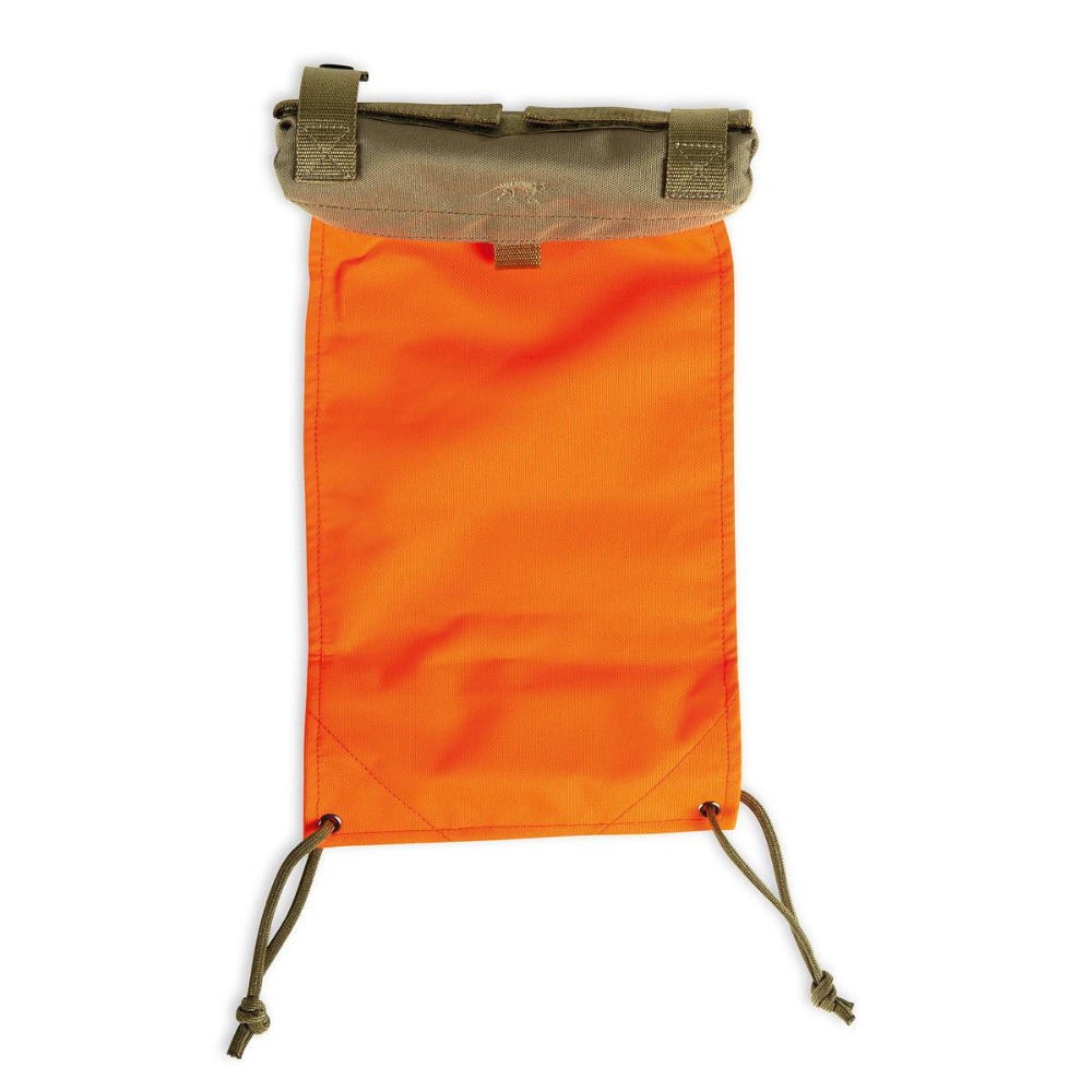 Poche drapeau orange déroulable EBI TT TAC MARKER SYSTEM COYOTE de TASMANIAN TIGER pour signalisation, utilisable en appui feu, compatible avec système MOLLE