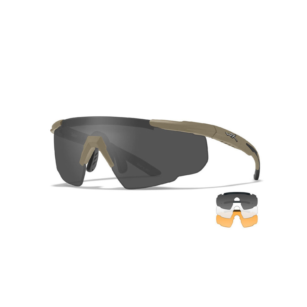 Des lunettes balistiques Saber Advanced de WileyX avec verres interchangeables, répondant aux normes militaires, avec protection UV et écrans pour différentes conditions d'éclairage.