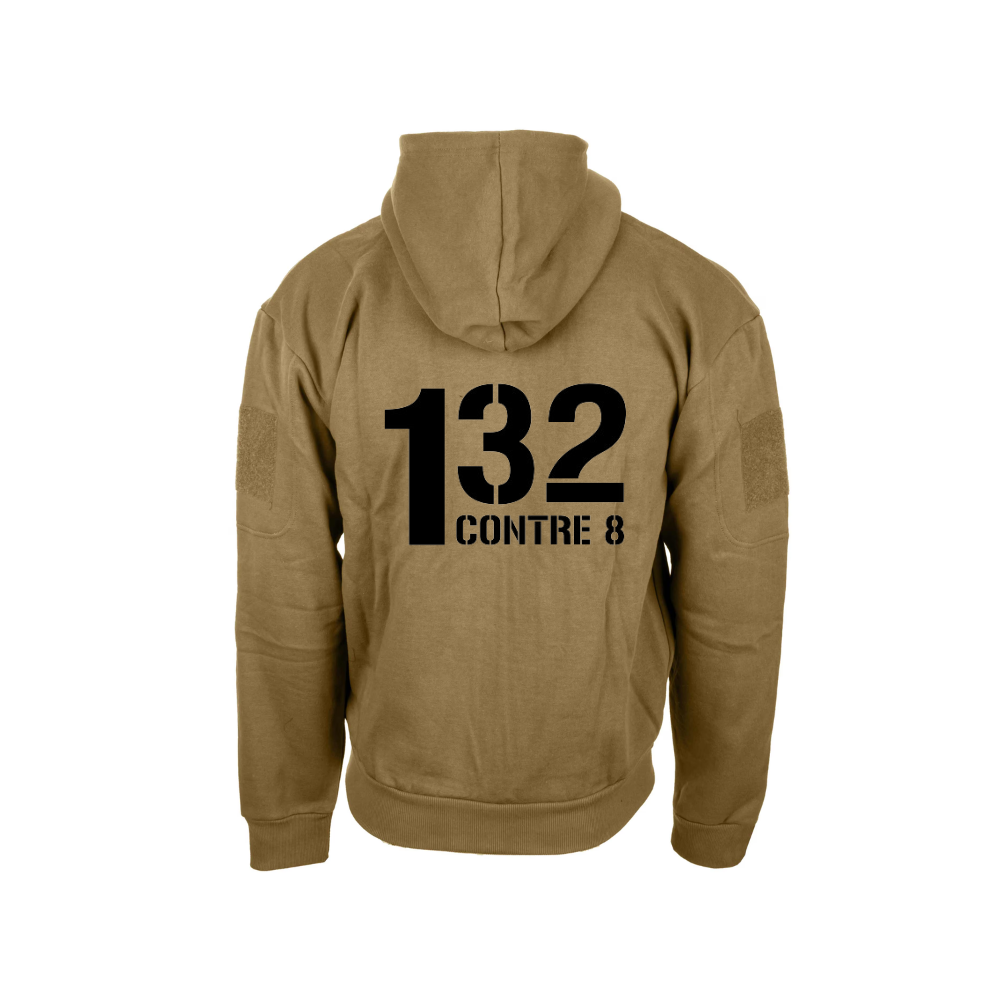 Sweat capuche '132 1 Contre 8' avec fermeture zip couleur tan, en coton et polyester, comprenant plusieurs poches et zones velcro, réservé aux personnels de la défense