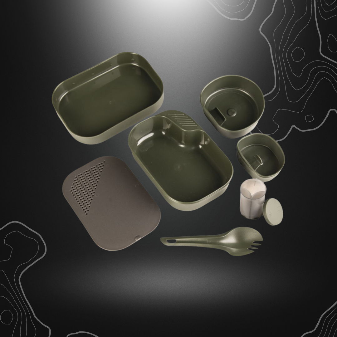 Kit de gamelle Camp-A-Box 7 pièces en vert olive de Wildo, comprenant une assiette avec couvercle, une salière, une planche à découper, un gobelet, une t